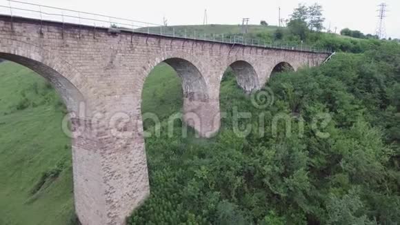 旧的铁路桥建于奥匈帝国时代的西乌克兰在特诺皮尔地区空中景观视频的预览图