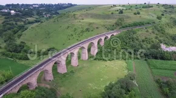旧的铁路桥建于奥匈帝国时代的西乌克兰在特诺皮尔地区空中景观视频的预览图