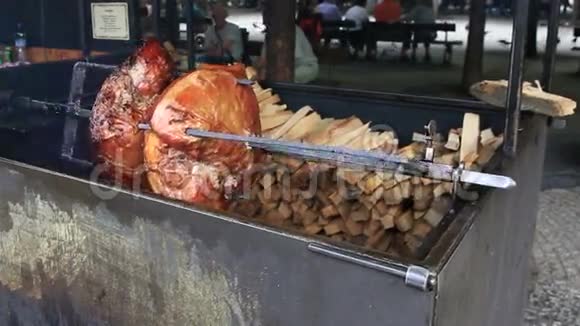 肉是烤的视频的预览图