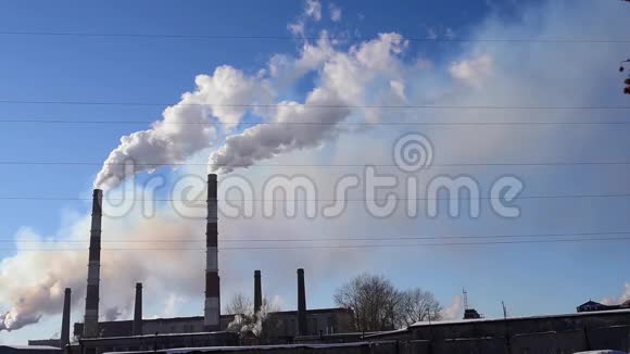 工厂管道里的烟视频的预览图
