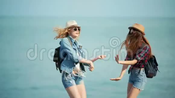 年轻女子在海边享受和跳舞视频的预览图