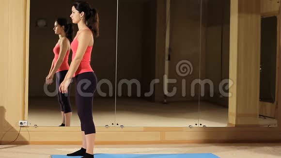 适合在健身房的工作室一起做瑜伽的女人穿运动服的女人做后弯视频的预览图