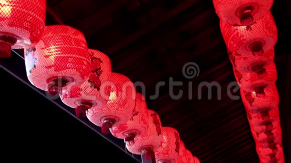 红色的中国纸灯笼在夜里随风摇曳中国新年庆典装饰视频的预览图