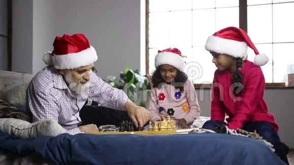混血女孩和爷爷在家下棋视频的预览图
