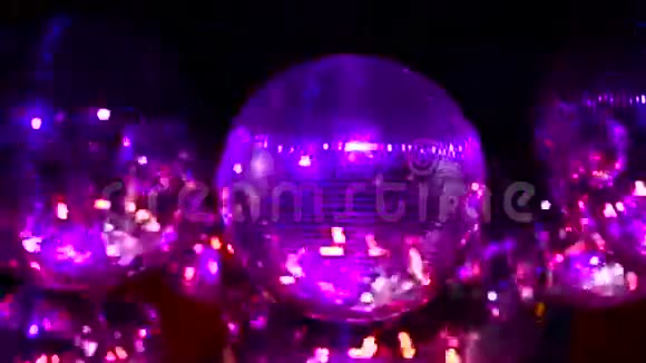 迪斯科球在俱乐部里发光视频的预览图