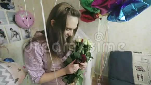 丈夫在女儿出生时给妻子准备了一个惊喜视频的预览图