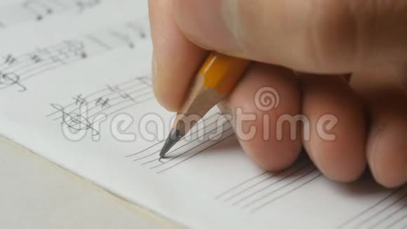 结束音乐写作用铅笔作曲的音乐家职员钥匙笔记视频的预览图