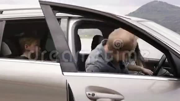 一家人和他们的狗上了车然后继续骑视频的预览图