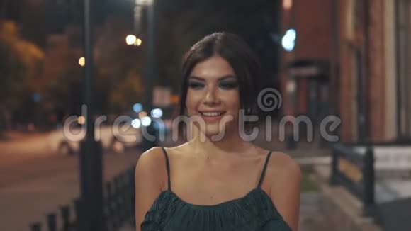 女孩约会后回家美丽优雅的女孩走在夜城里视频的预览图