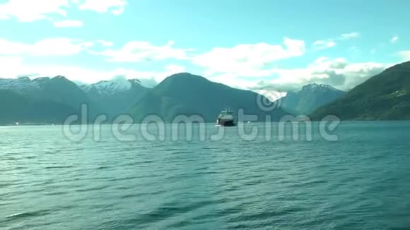 渡轮在挪威峡湾巡航视频的预览图