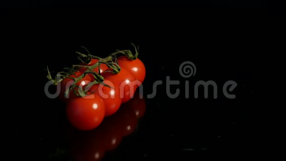 一组小番茄在黑色背景上旋转视频的预览图