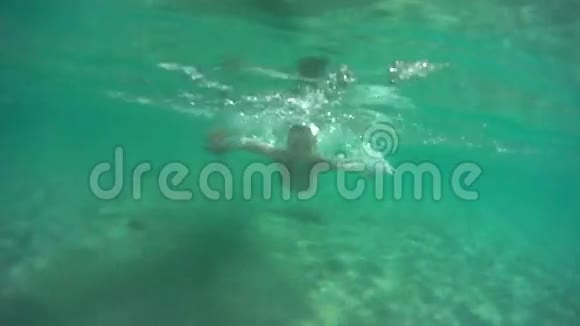孩子在水下游泳视频的预览图