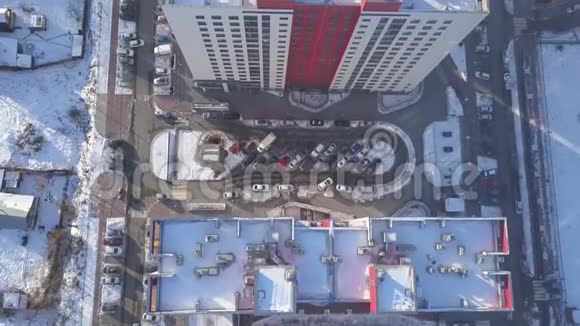 一个城市地区冬季景观的空中镜头视频的预览图