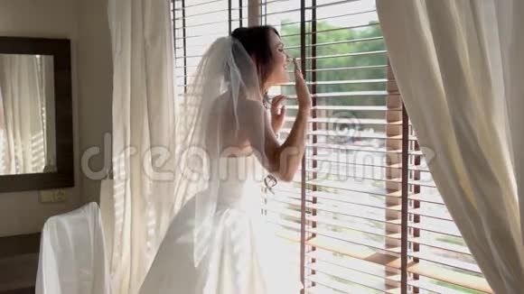 微笑的新娘靠近窗户视频的预览图