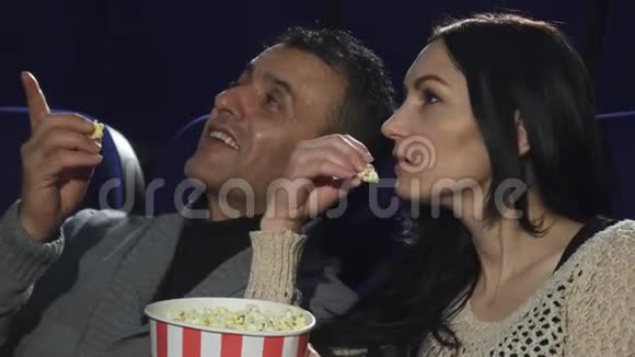 一对成熟的夫妇在电影院一起看电影视频的预览图