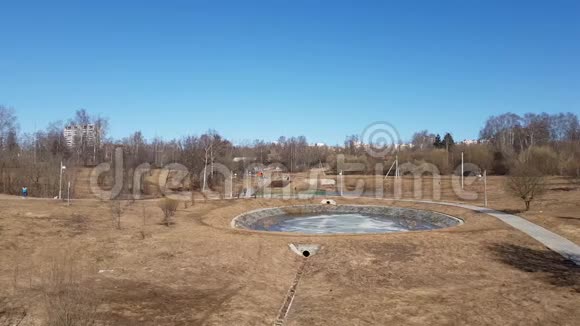 俄罗斯莫斯科泽勒诺格勒行政区早春有池塘的城市公园视频的预览图