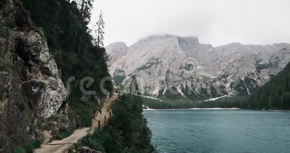 神奇的景观带着大湖绿林和山山在雾中视频的预览图