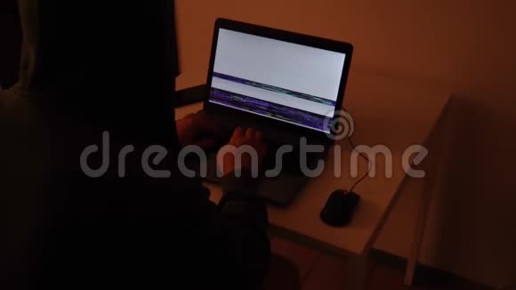 暗黑黑客在计算机上编码并弹出代码雨视频的预览图