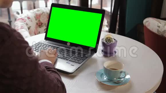 人看着笔记本电脑屏幕视频的预览图