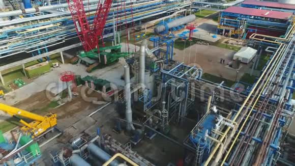 摄像机显示有管道的天然气和石油精炼厂场视频的预览图
