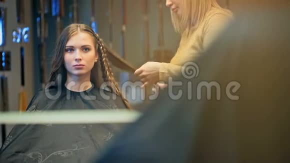 一位留长发的美女在美容院做专业的晚间发型视频的预览图