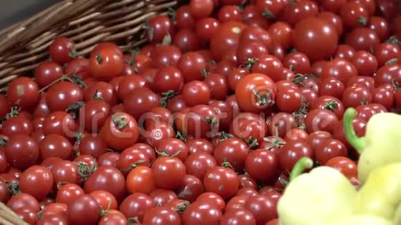 主题健康与天然食品一个高加索人的手的特写镜头他拿着在超市盒子里的厕所里摘西红柿视频的预览图