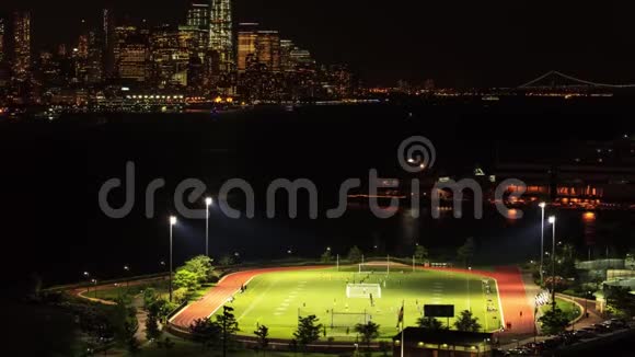 美丽的夜晚大城市灯光稳定的时间流逝纽约曼哈顿市中心棒球场城市景观视频的预览图