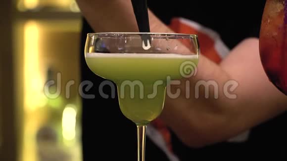 巴尔曼在绿色鸡尾酒中加入鲜奶油视频的预览图