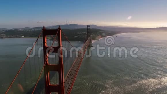 旧金山大型风景如画的红钢金门大桥野山丘陵空中无人机海景天际线视频的预览图