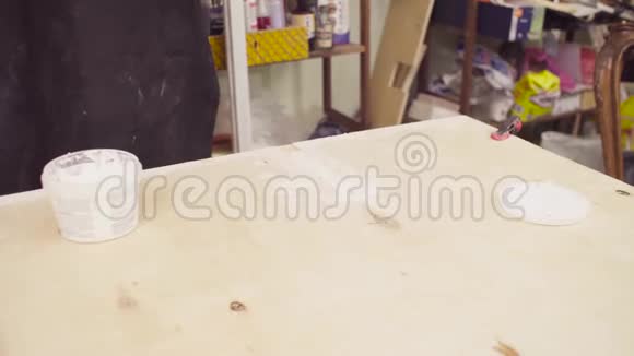 高级木匠手中的木板视频的预览图