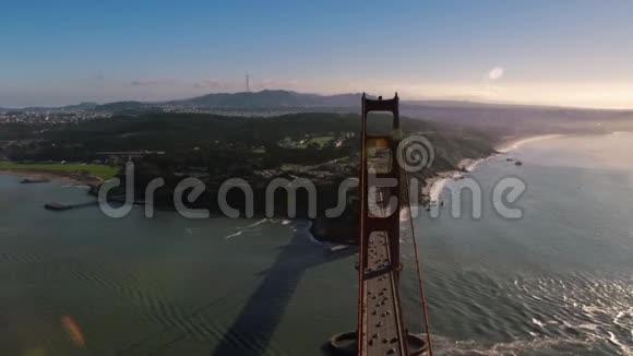 旧金山大型迷人的红钢金门大桥野生自然山岗空中无人机海景天际线视频的预览图