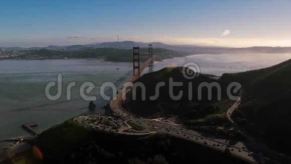 旧金山野生自然山山空中无人机海平面天际线上巨大宏伟的红钢金门大桥视频的预览图