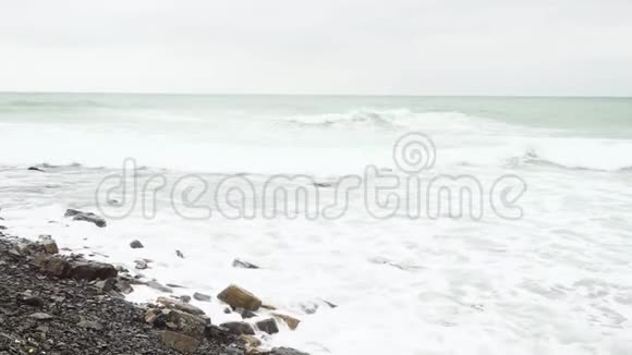 摄像机沿着大海的石岸移动视频的预览图