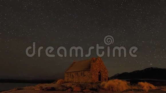 长时间曝光稳定时间延时拍摄的北极光夜空慢明星流星雨海景视频的预览图