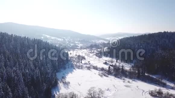 有建筑物的村庄都被雪覆盖着鸟瞰图视频的预览图