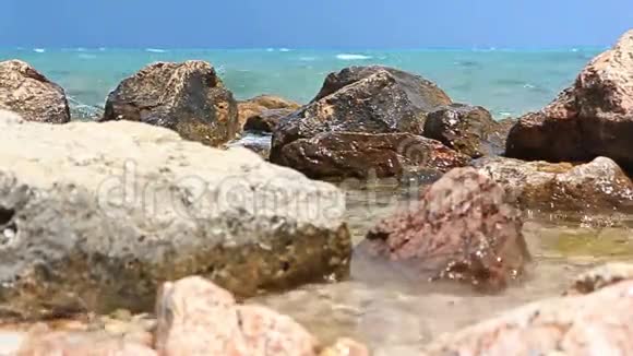 海洋岩石海岸的景色视频的预览图