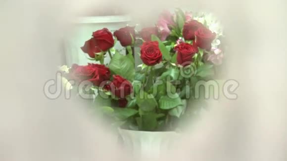 一束红色玫瑰穿过心脏视频的预览图