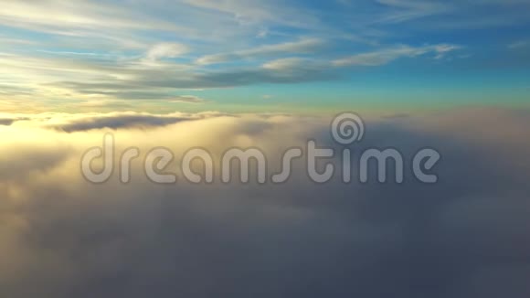 华丽的空中无人机直升机在蓝天傍晚日落阳光云景中飞过白雨蓬松的云视频的预览图