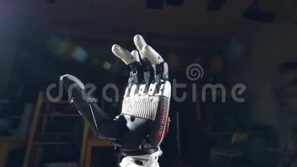 摄像机在机器人手周围缓慢移动关闭视频的预览图