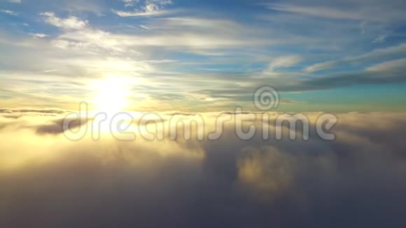 在蓝天傍晚日落阳光云景中空中无人驾驶飞机在白色的雨中观看飞行视频的预览图