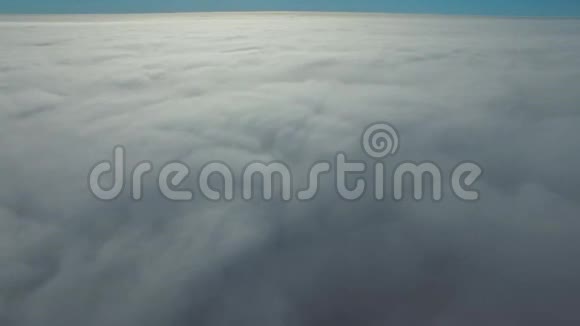 令人叹为观止的空中直升机无人驾驶飞机在蓝天晴天云景中平稳地飞越白云视频的预览图