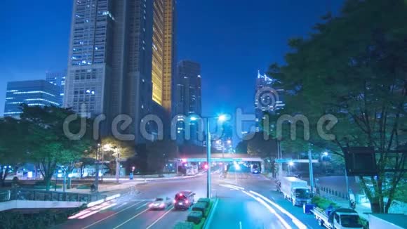 壮观的稳定的时间流逝的霓虹灯蓝色的夜光照明繁忙的交通现代的市中心建筑高速公路视频的预览图