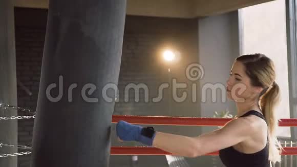 在健身房训练漂亮的女拳击手视频的预览图