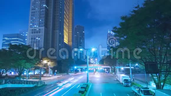 明亮的稳定的时间流逝的霓虹灯蓝色的夜光照明繁忙的交通现代的市中心建筑高速公路视频的预览图