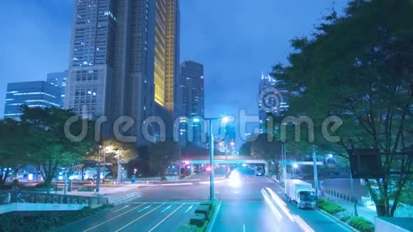 美丽的稳定的时间流逝的霓虹灯蓝色的夜光照明繁忙的交通现代的市中心建筑高速公路视频的预览图