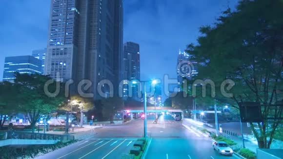 在繁忙的交通现代的市中心建筑高速公路上霓虹灯蓝色的夜光照明令人惊叹视频的预览图