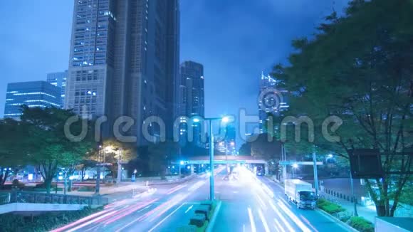 在繁忙的交通现代的市中心建筑高速公路上霓虹灯蓝色的夜光照明在持续的时间流逝视频的预览图