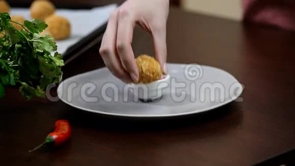 女人把土豆球放进碗里视频的预览图
