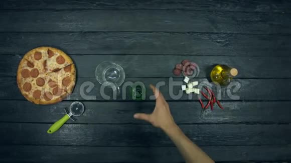 生态黑底香肠披萨视频的预览图