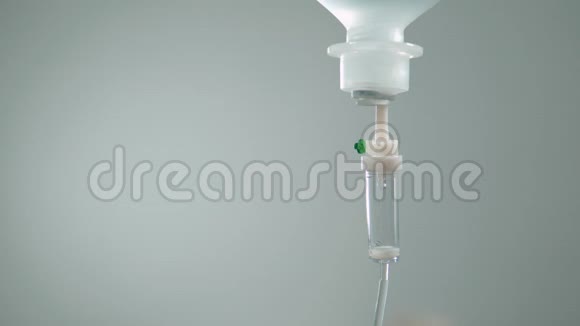 一种医用滴管为病人提供药物治疗疾病静脉注射化疗视频的预览图